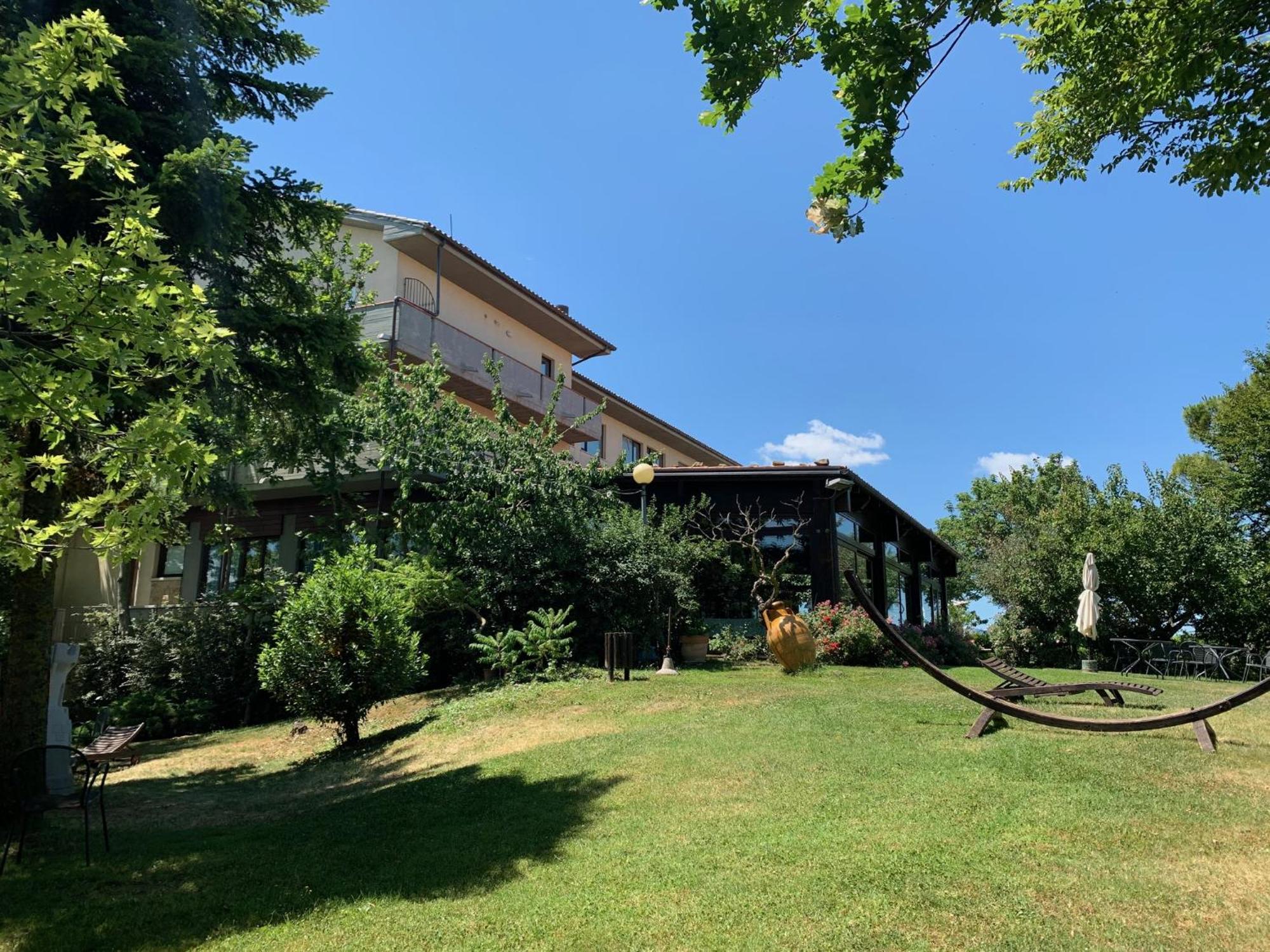 Hotel Tetto Delle Marche - Ristorante Dei Conti Чинголі Екстер'єр фото