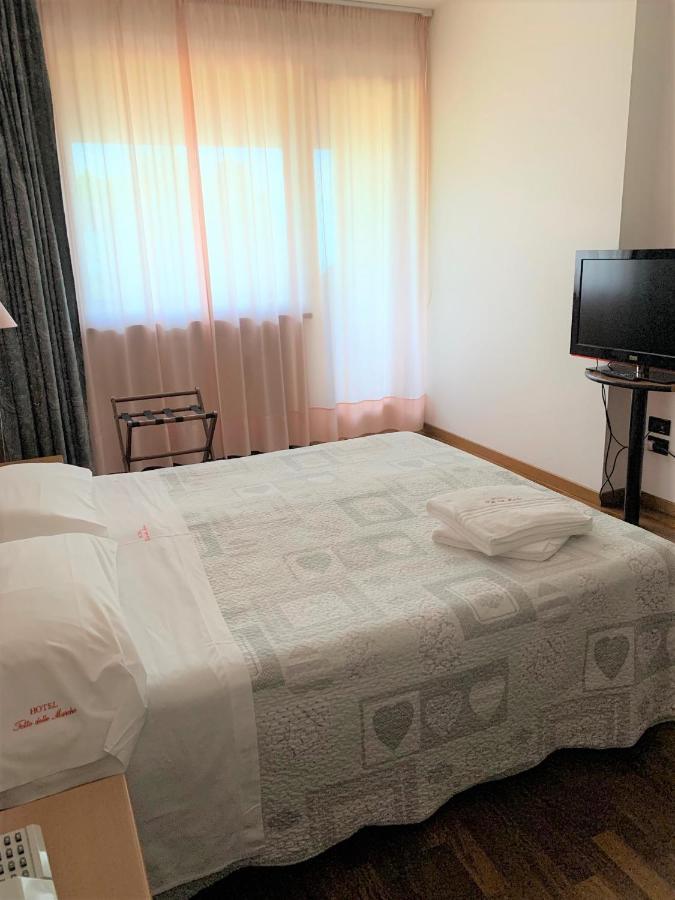 Hotel Tetto Delle Marche - Ristorante Dei Conti Чинголі Екстер'єр фото