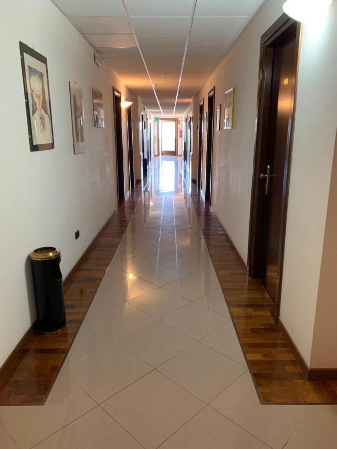 Hotel Tetto Delle Marche - Ristorante Dei Conti Чинголі Екстер'єр фото