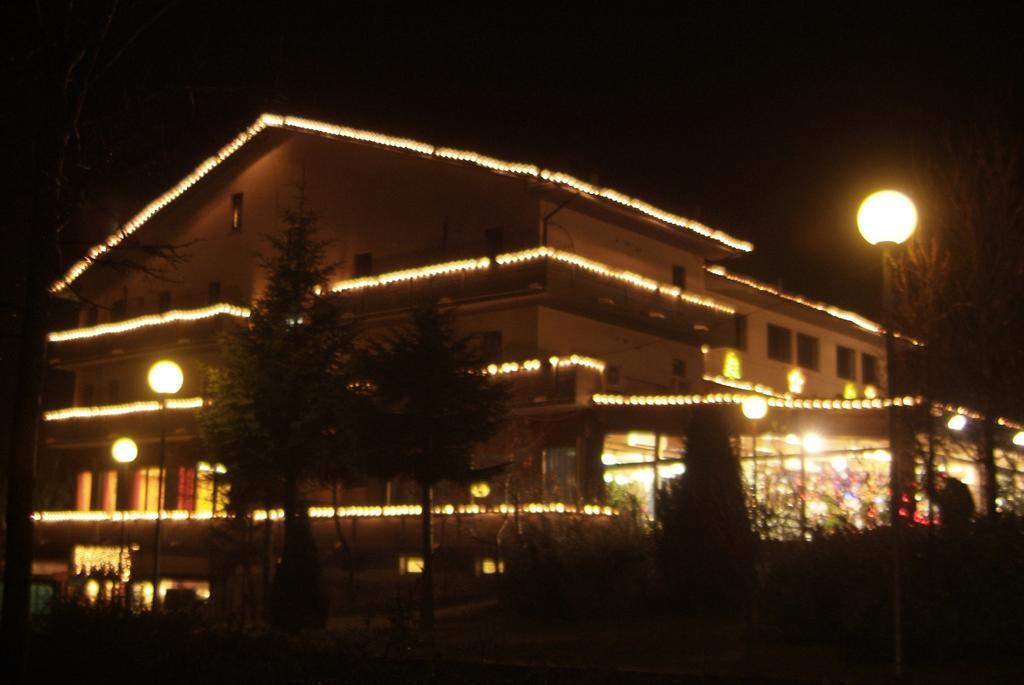 Hotel Tetto Delle Marche - Ristorante Dei Conti Чинголі Екстер'єр фото