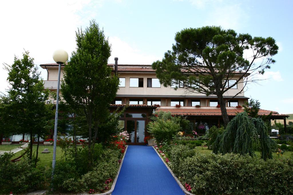 Hotel Tetto Delle Marche - Ristorante Dei Conti Чинголі Екстер'єр фото
