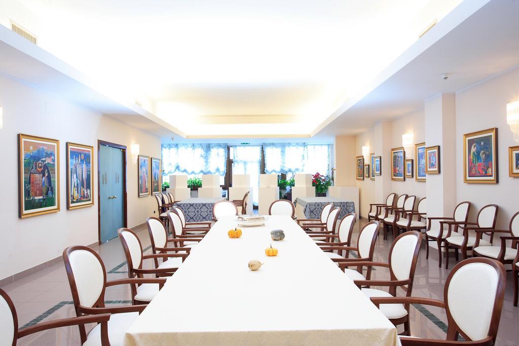 Hotel Tetto Delle Marche - Ristorante Dei Conti Чинголі Екстер'єр фото