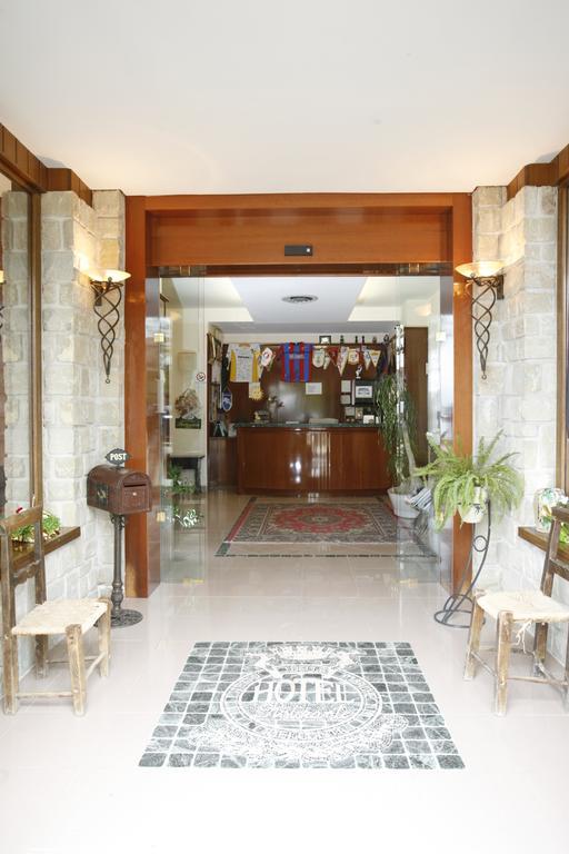Hotel Tetto Delle Marche - Ristorante Dei Conti Чинголі Екстер'єр фото