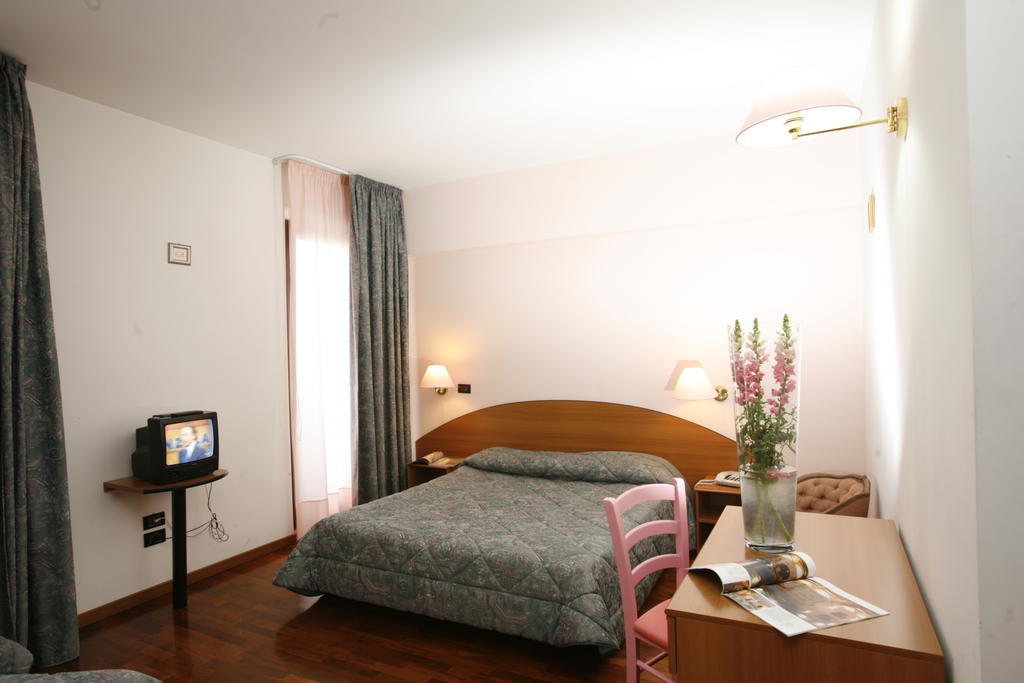 Hotel Tetto Delle Marche - Ristorante Dei Conti Чинголі Номер фото