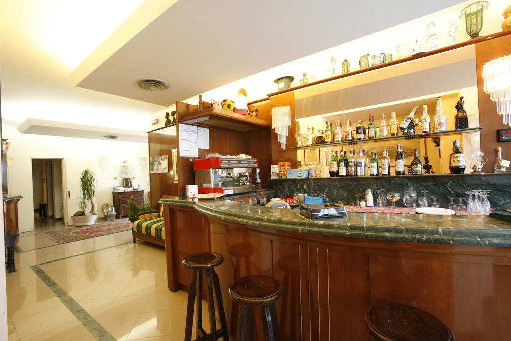 Hotel Tetto Delle Marche - Ristorante Dei Conti Чинголі Екстер'єр фото